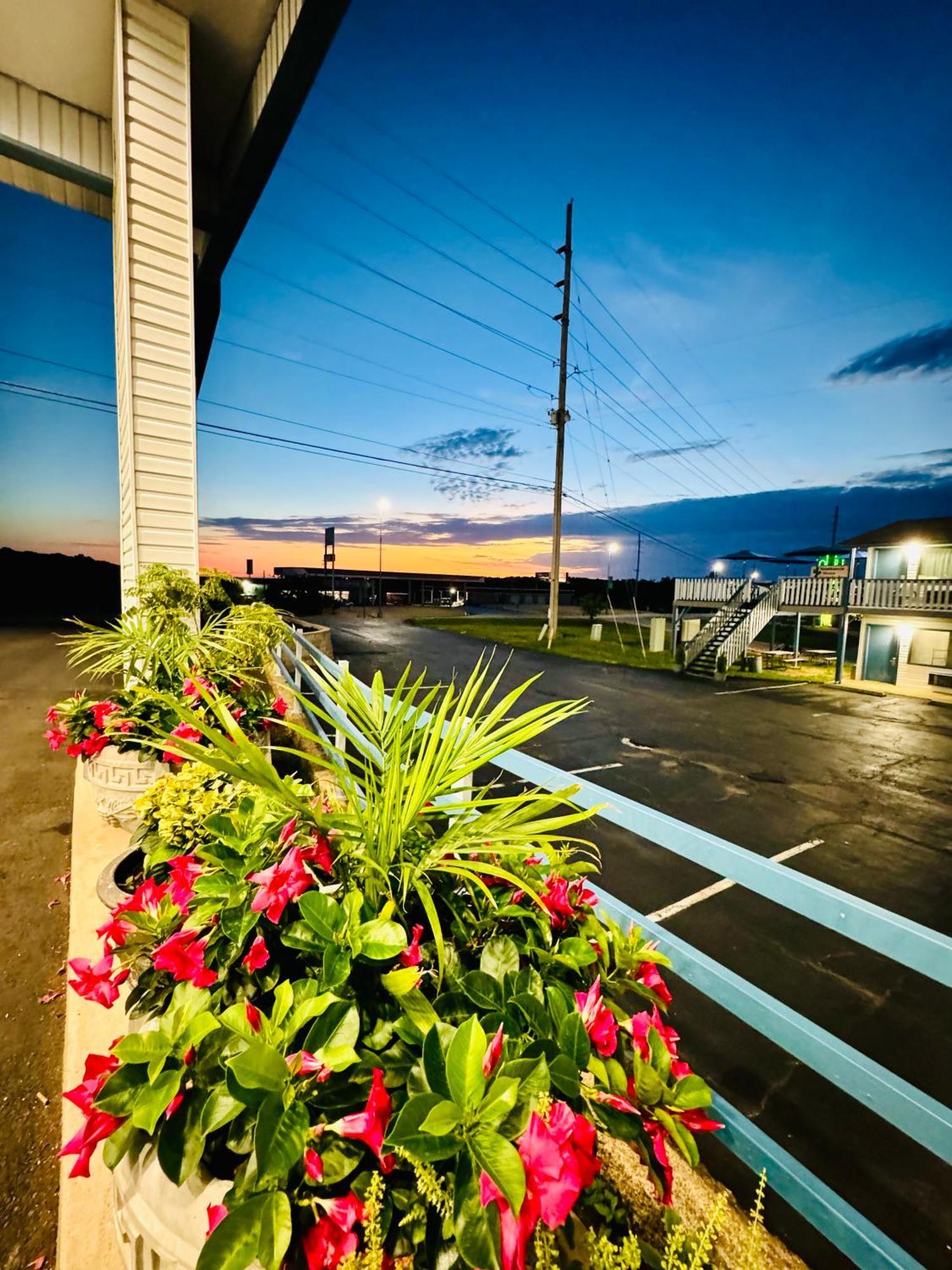 Ozark Inn And Suites Osage Beach Buitenkant foto